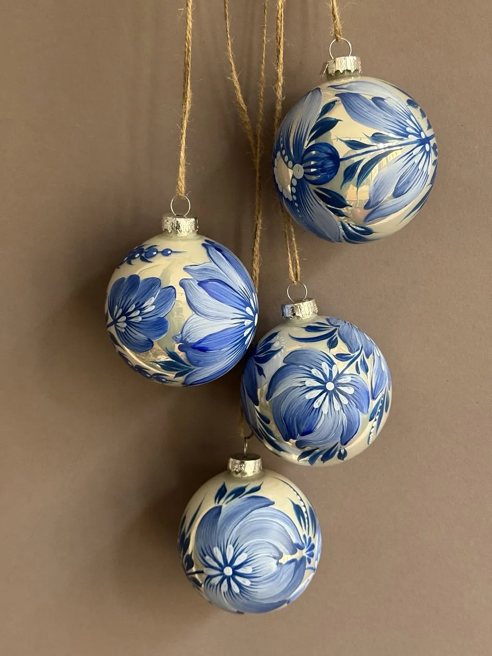 Bild von Set 2 von Olena Grishyna, Größe: d 8 cm, hergestellt aus Glas, Acryl, Lack, Weihnachtsschmuck Medium, aus Deutschland, zum Preis von €100