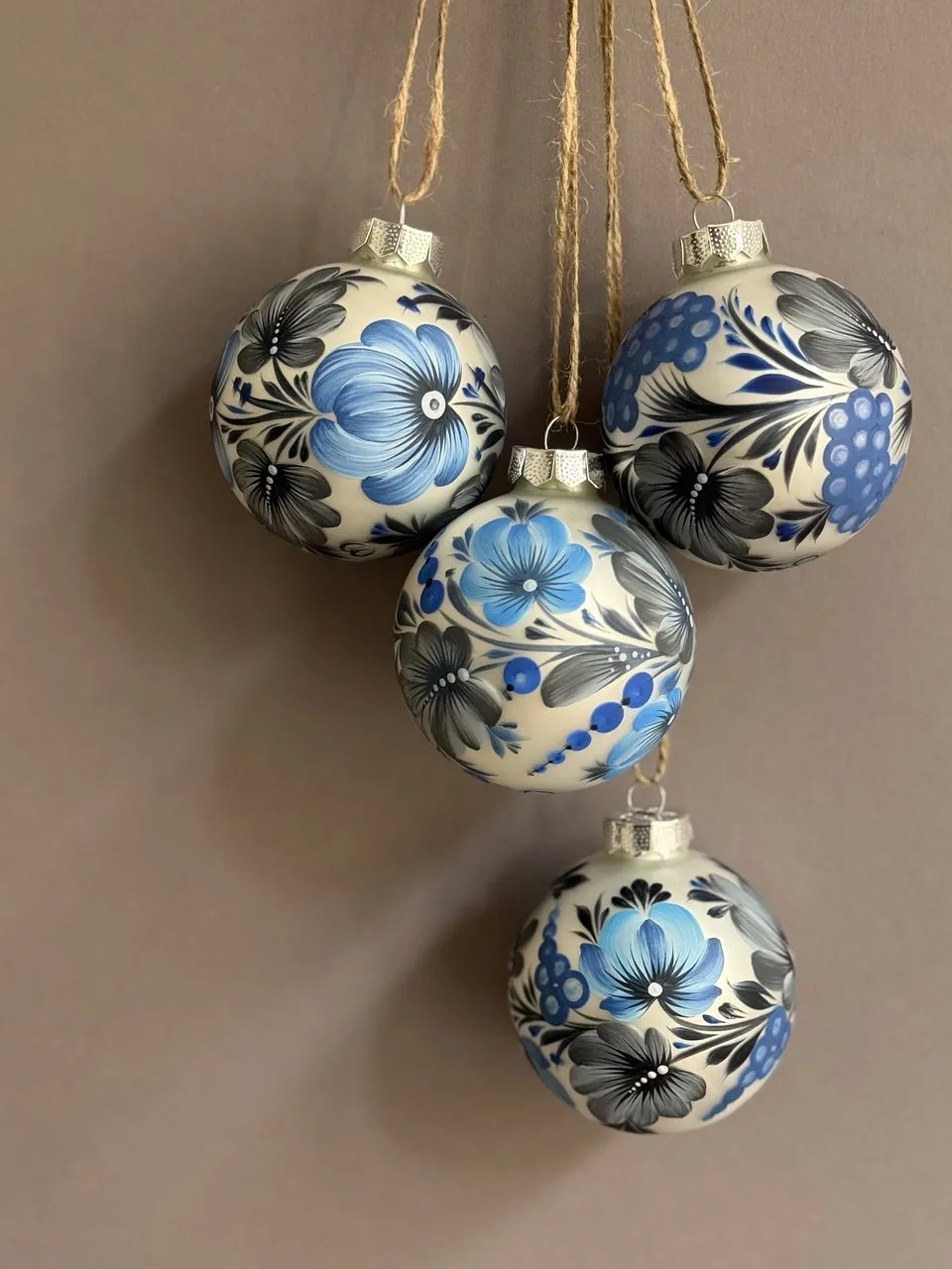 Bild von Set 1 von Olena Grishyna, Größe: d 7,5 cm, hergestellt aus Glas, Acryl, Lack, Weihnachtsschmuck Medium, aus Deutschland, zum Preis von €100