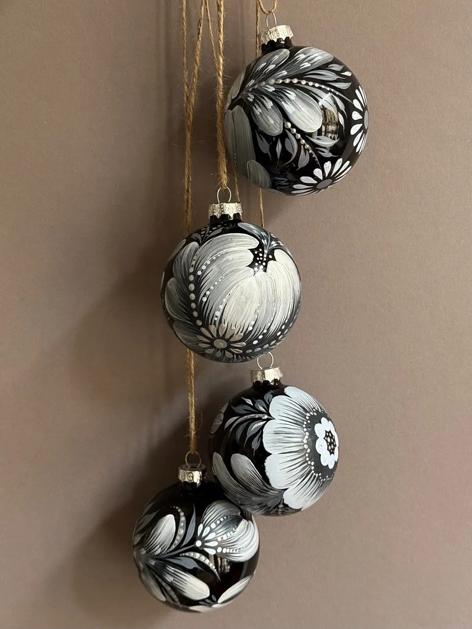Bild von Set 4 von Olena Grishyna, Größe: d 8 cm, hergestellt aus скло, акрил, лак, Weihnachtsschmuck Medium, aus Germany, zum Preis von €100