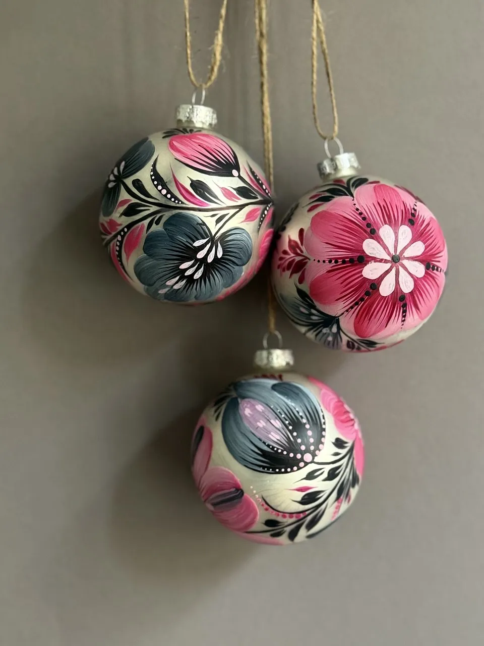 Bild von Set 7 von Olena Grishyna, Größe: d 8 cm, hergestellt aus Glas, Acryl, Lack, Weihnachtsschmuck Medium, aus Deutschland, zum Preis von €60