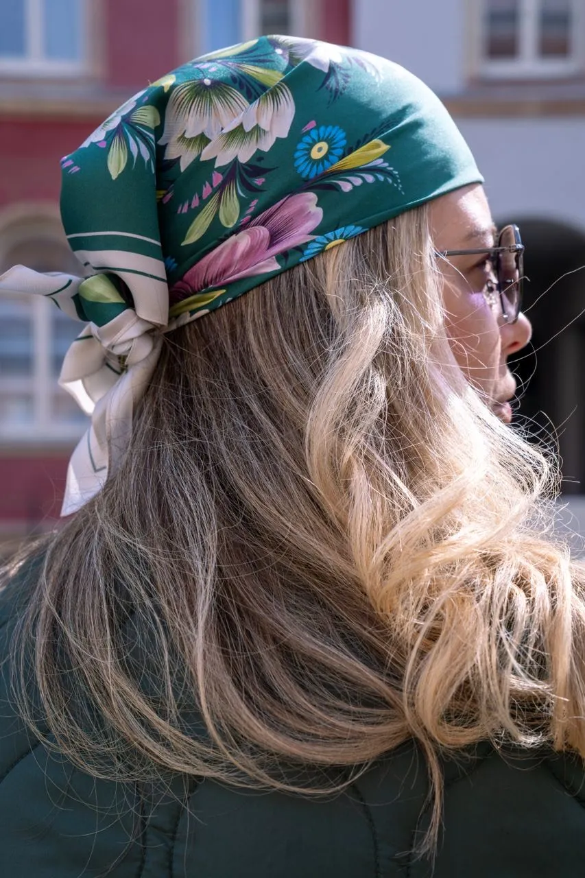 Bild von Zakvitchana | 65x65 cm von Olena Gryshyna, Größe: 65х65 см, hergestellt aus Naturseide, Seidenschals Medium, zum Preis von €53 Foto 2 von 3.