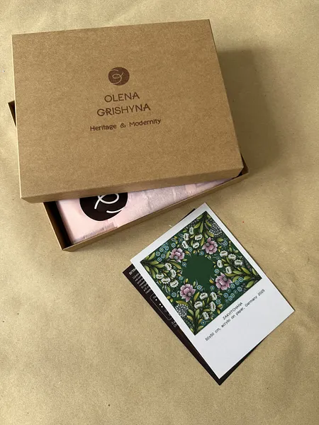 Bild von Zakvitchana | 65x65 cm von Olena Gryshyna, Größe: 65х65 см, hergestellt aus Naturseide, Seidenschals Medium, zum Preis von €53 Foto 3 von 3.