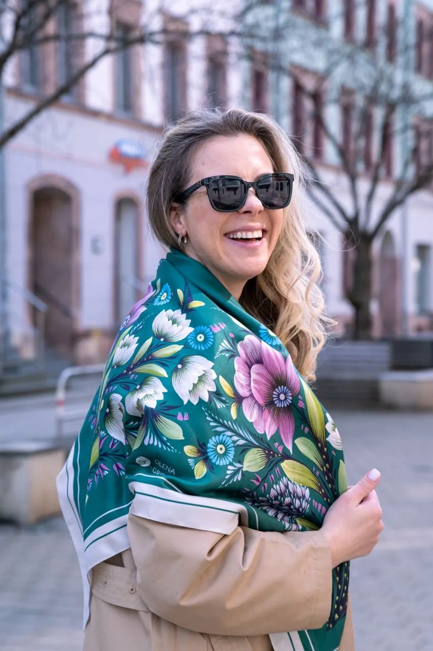 Bild von Zakvitchana. Groß | 95x95 cm von Olena Gryshyna, Größe: 95х95 см, hergestellt aus Naturseide, Seidenschals Medium, zum Preis von €93 Foto 2 von 4.