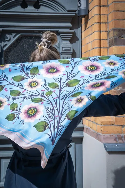 Bild von Vesniana. Groß | 95x95 cm von Olena Gryshyna, Größe: 95х95 см, hergestellt aus Naturseide, Seidenschals Medium, zum Preis von €93 Foto 2 von 4.